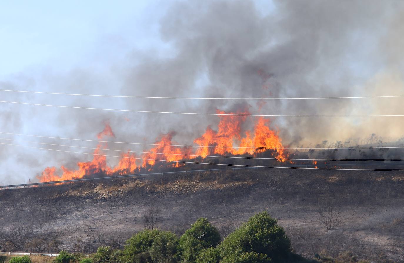 Un incendio declarado de 'nivel 1' en Trabadelo obliga a movilizar a numerosos efectivos. La declaración de 'nivel 1' se produce ante la previsión de una necesidad superior a las 12 horas para que puda ser sofocado o afección a más de 30 hectáreas. 