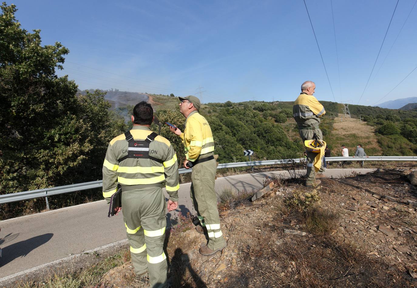 Un incendio declarado de 'nivel 1' en Trabadelo obliga a movilizar a numerosos efectivos. La declaración de 'nivel 1' se produce ante la previsión de una necesidad superior a las 12 horas para que puda ser sofocado o afección a más de 30 hectáreas. 