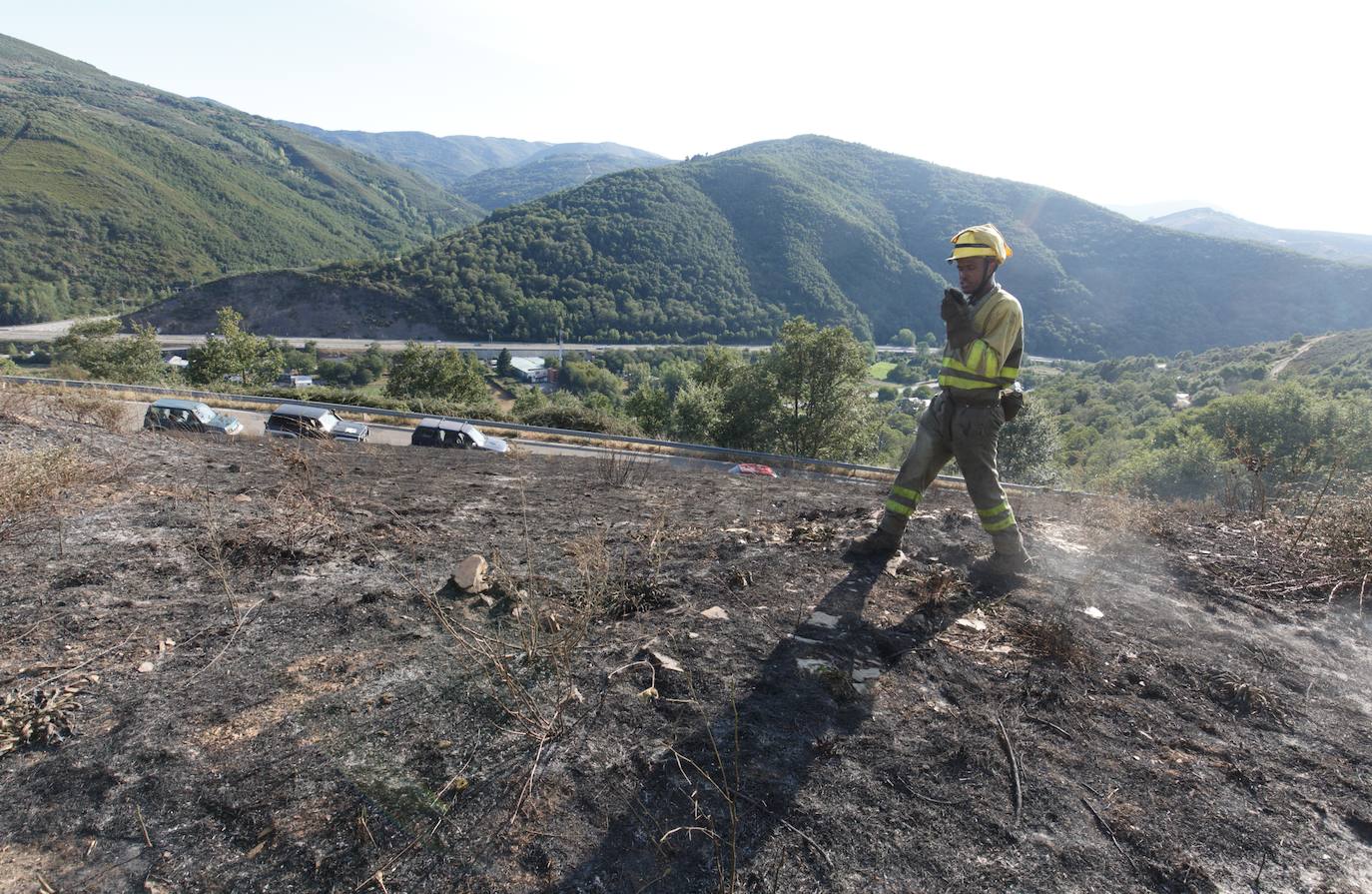 Un incendio declarado de 'nivel 1' en Trabadelo obliga a movilizar a numerosos efectivos. La declaración de 'nivel 1' se produce ante la previsión de una necesidad superior a las 12 horas para que puda ser sofocado o afección a más de 30 hectáreas. 