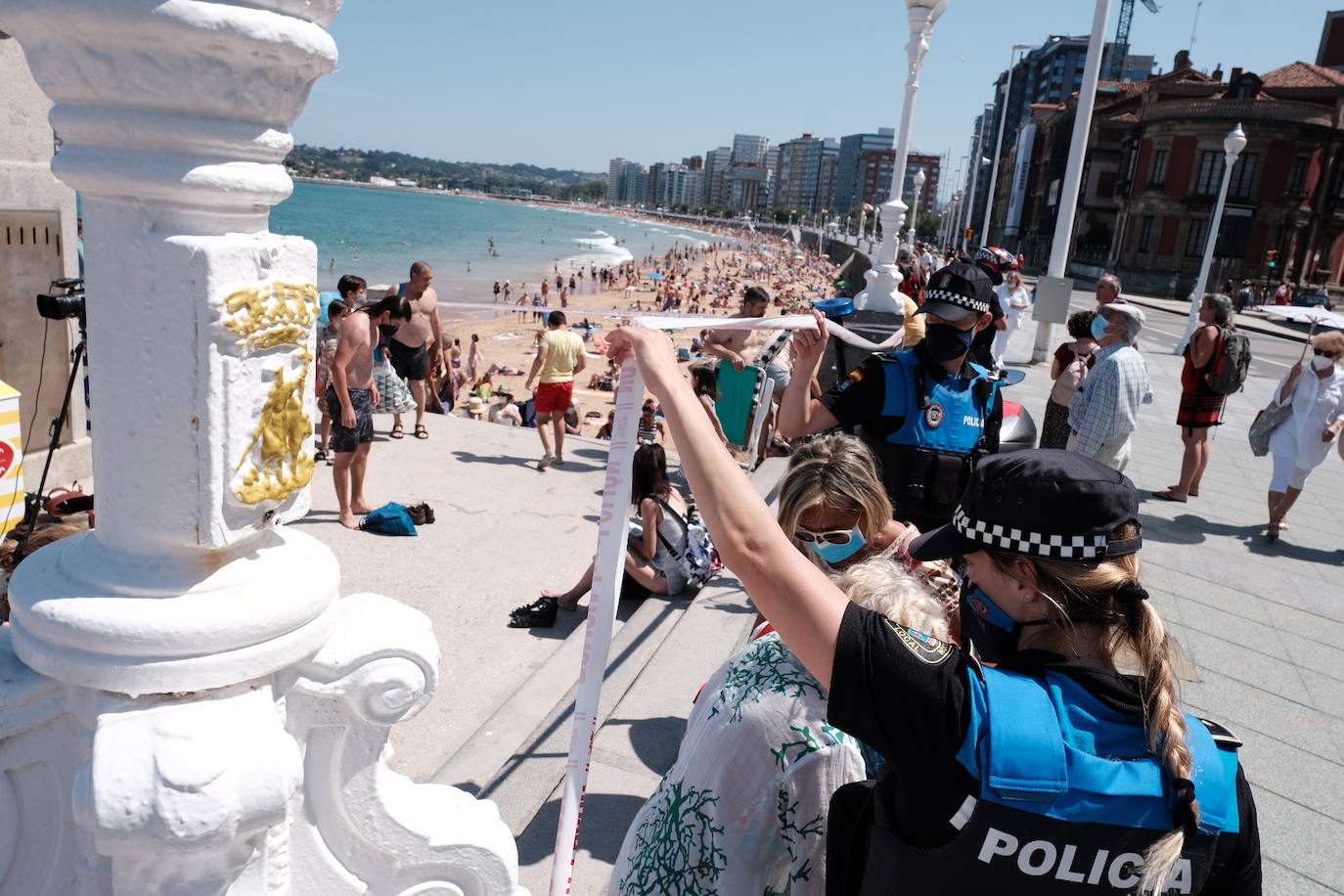 La playa gijonesa cerró poco antes de las 14.00 sus accesos al coincidir una elevada concurrencia con la pleamar. El Ayuntamiento anunció a través de la megafonía del arenal la medida, que se pone en práctica por segunda vez este verano. La primera ocasión en que se empleó fue el 10 de agosto.