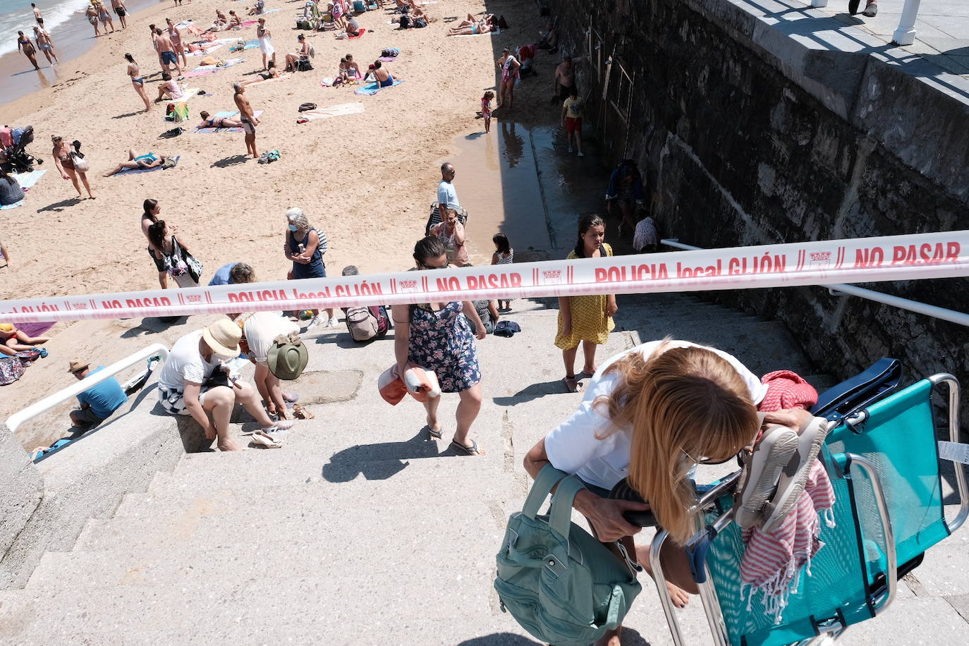 La playa gijonesa cerró poco antes de las 14.00 sus accesos al coincidir una elevada concurrencia con la pleamar. El Ayuntamiento anunció a través de la megafonía del arenal la medida, que se pone en práctica por segunda vez este verano. La primera ocasión en que se empleó fue el 10 de agosto.