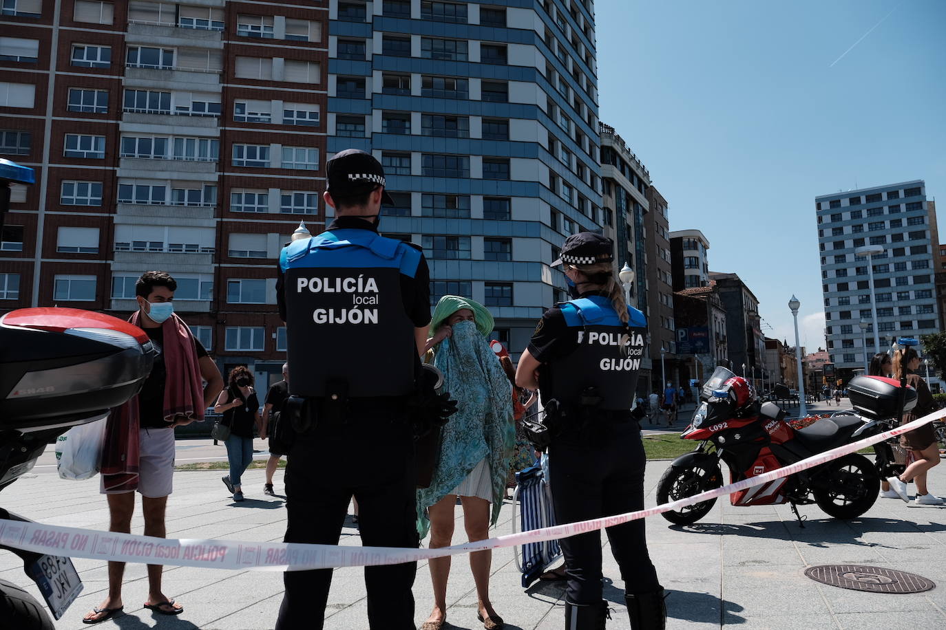 La playa gijonesa cerró poco antes de las 14.00 sus accesos al coincidir una elevada concurrencia con la pleamar. El Ayuntamiento anunció a través de la megafonía del arenal la medida, que se pone en práctica por segunda vez este verano. La primera ocasión en que se empleó fue el 10 de agosto.