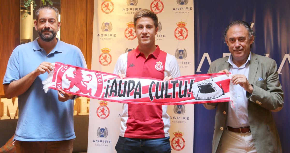 El jugador donostiarra ha sido presentado como nuevo futbolista de la Cultural en el Restaurante Lumière de León