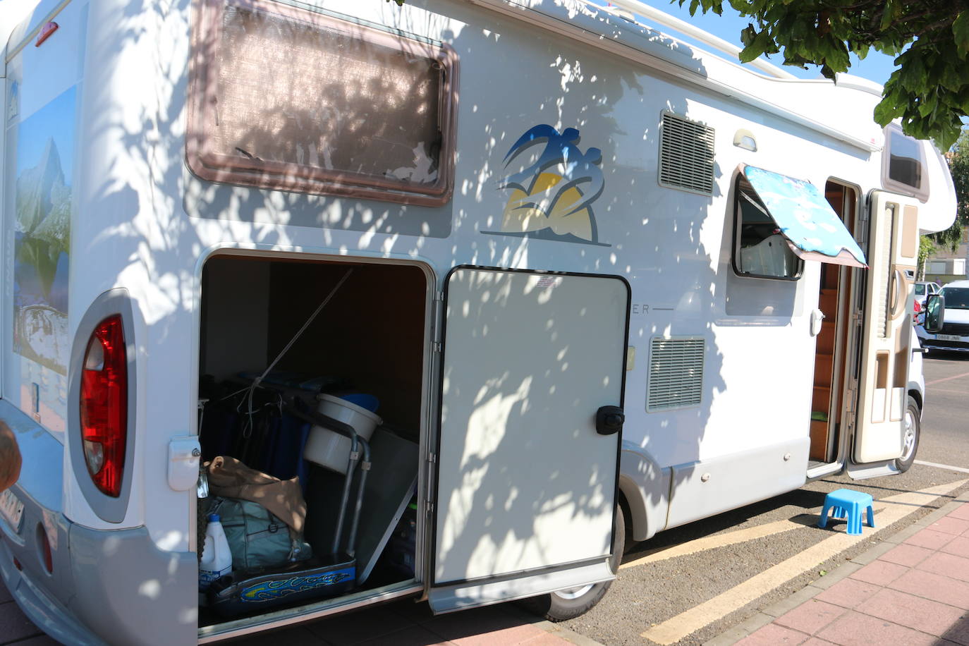 Cada vez más personas se apuntan a la moda de viajar en caravana y recorrer el país de punta a punta cada verano | Un año más, el parking de la avenida de Los Peregrinos se llena de autocaravanas en lo que se ha convertido en una parada obligatoria para los amantes del 'caravaning'