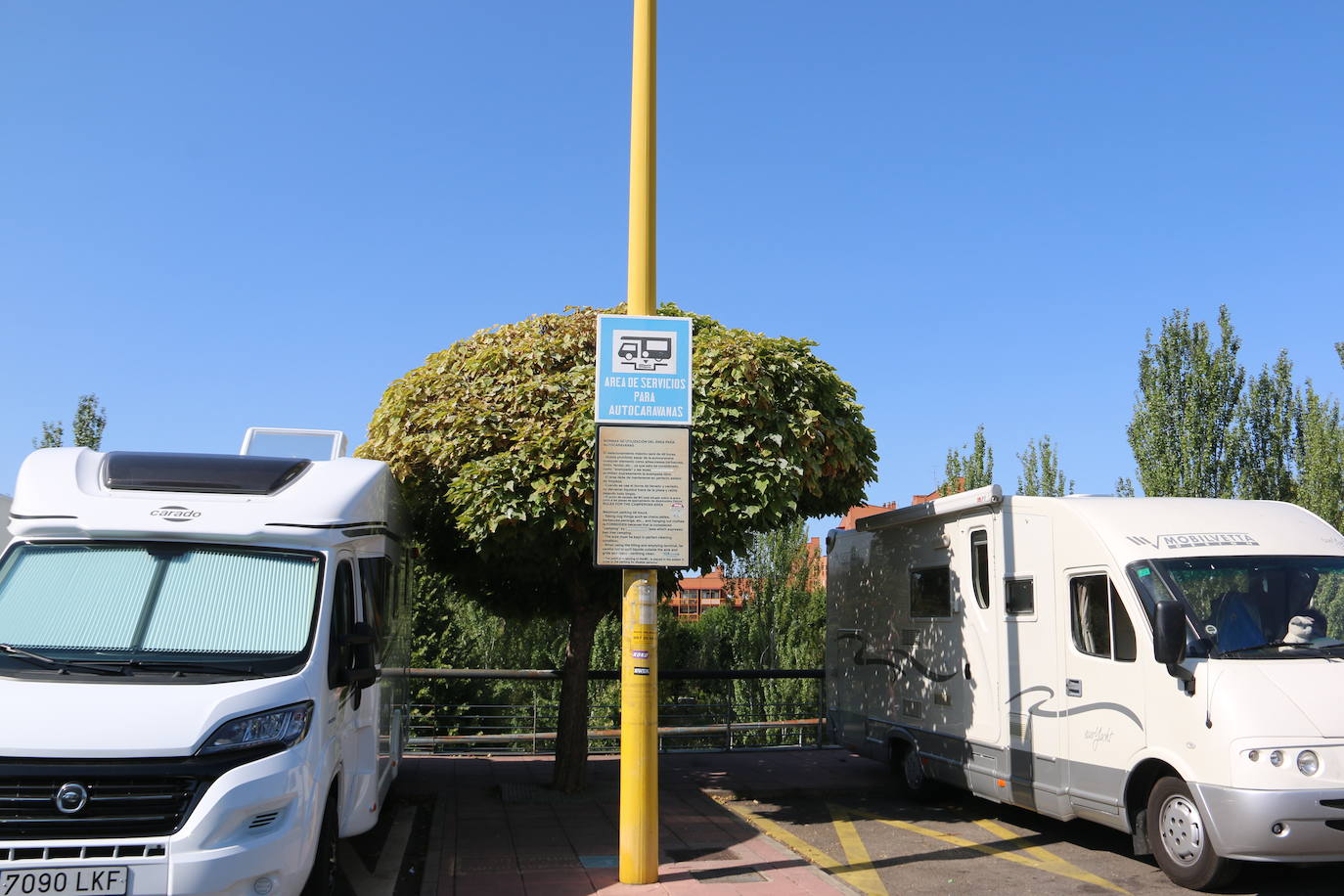 Cada vez más personas se apuntan a la moda de viajar en caravana y recorrer el país de punta a punta cada verano | Un año más, el parking de la avenida de Los Peregrinos se llena de autocaravanas en lo que se ha convertido en una parada obligatoria para los amantes del 'caravaning'