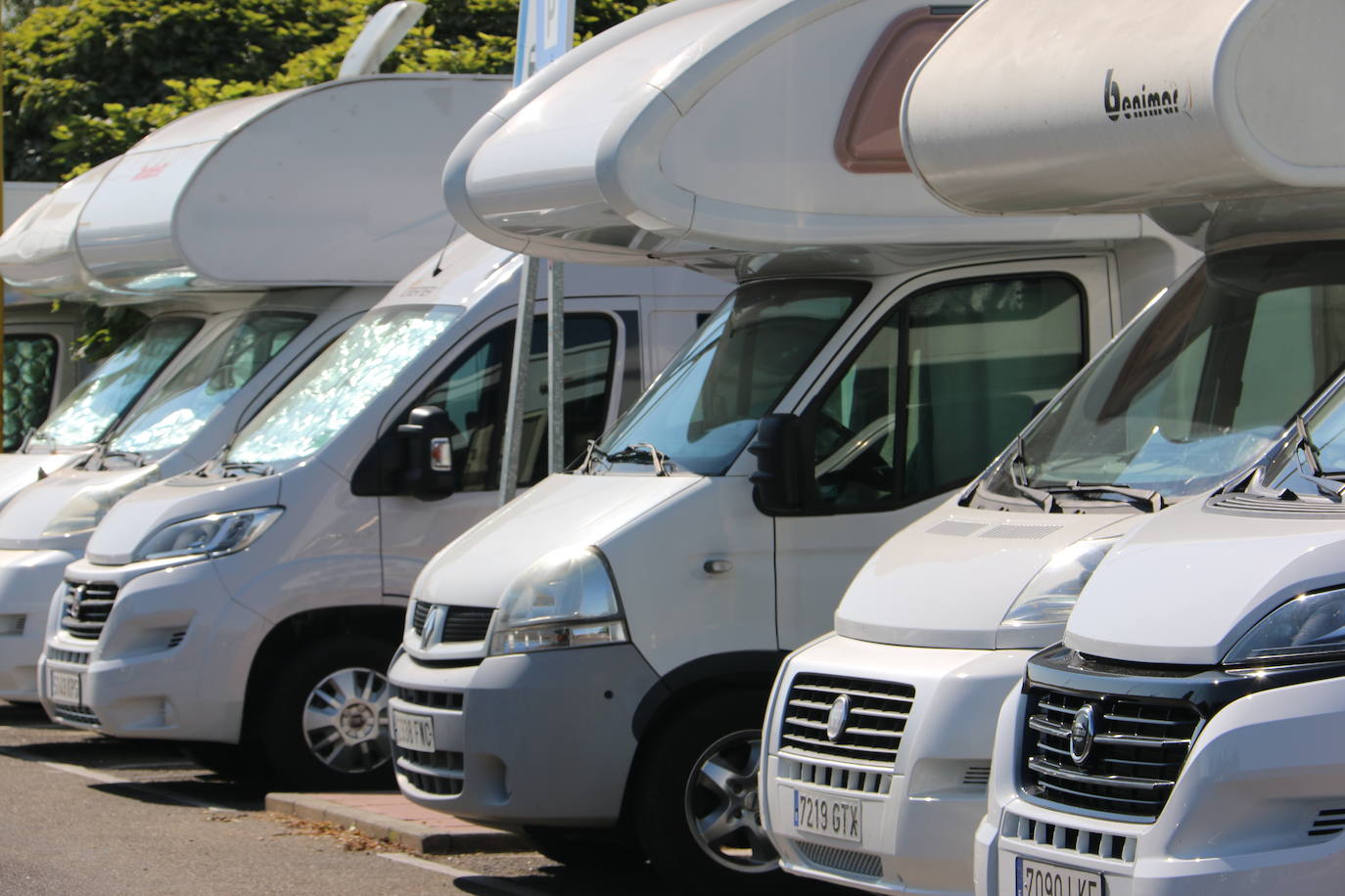 Cada vez más personas se apuntan a la moda de viajar en caravana y recorrer el país de punta a punta cada verano | Un año más, el parking de la avenida de Los Peregrinos se llena de autocaravanas en lo que se ha convertido en una parada obligatoria para los amantes del 'caravaning'