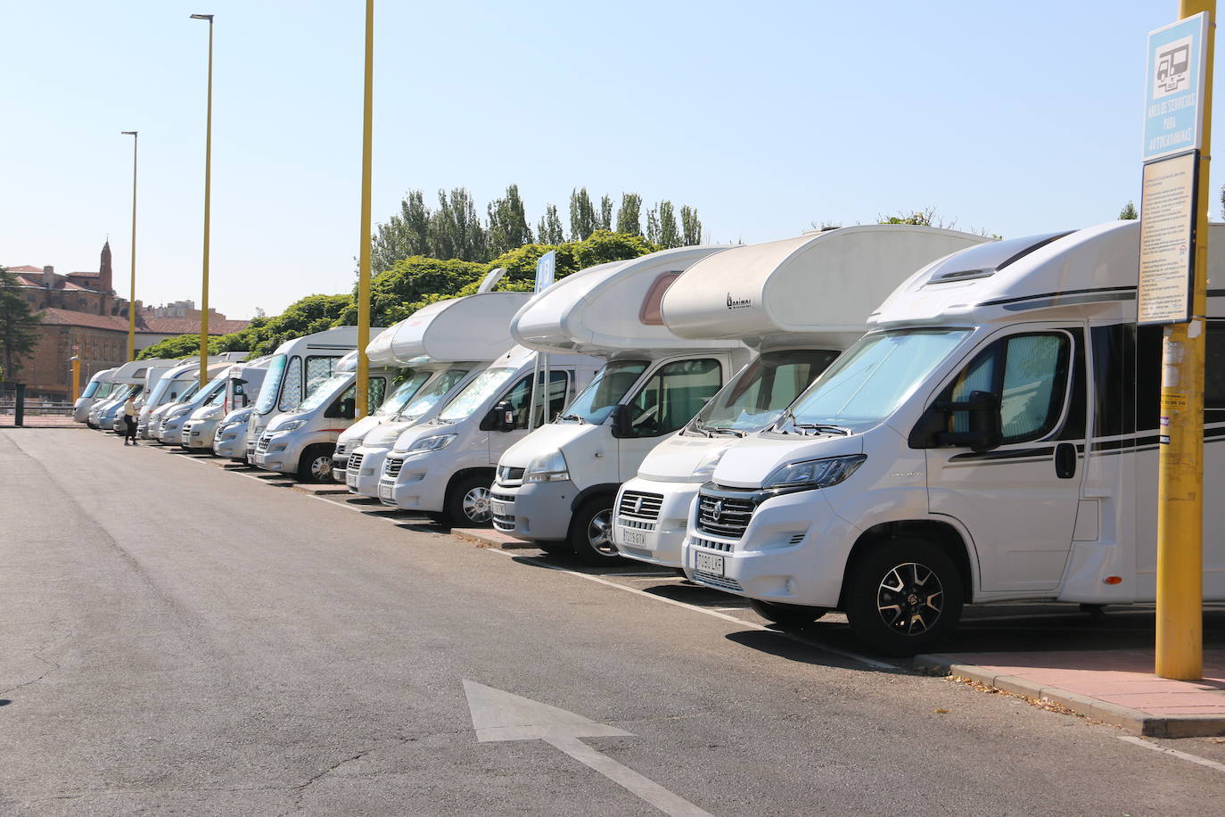 Cada vez más personas se apuntan a la moda de viajar en caravana y recorrer el país de punta a punta cada verano | Un año más, el parking de la avenida de Los Peregrinos se llena de autocaravanas en lo que se ha convertido en una parada obligatoria para los amantes del 'caravaning'