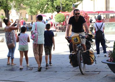 Imagen secundaria 1 - La bici de Pablo suma 110.000 kilómetros con más de 70 kilos encima. 