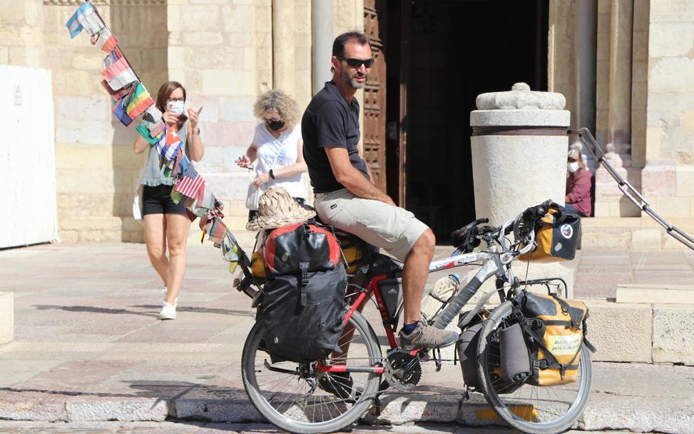 Pablo posa frente a San Isidoro en su paso por León. 