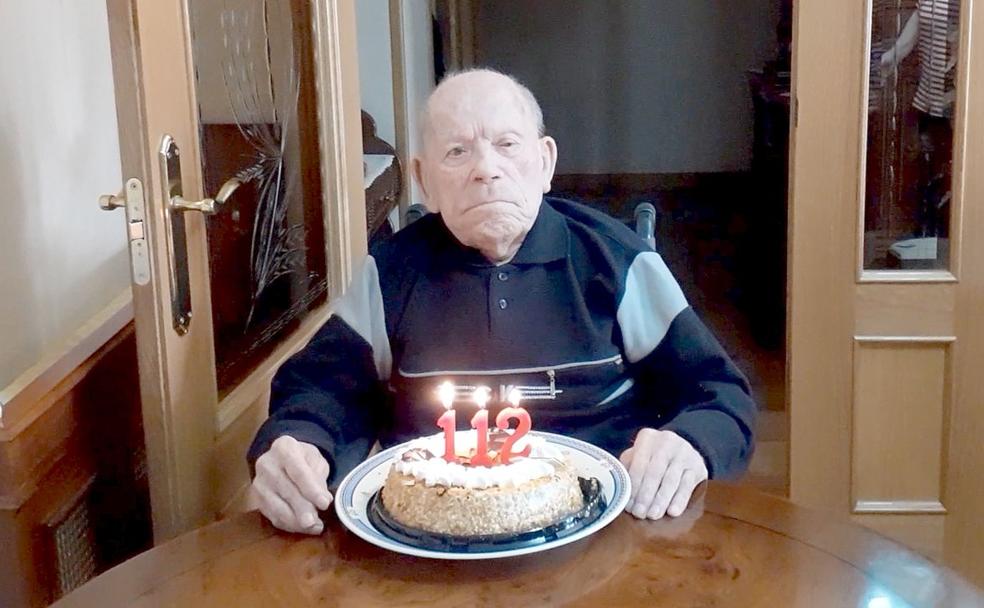 Saturnino, en la foto junto a la tarta con la que celebró su 112 cumpleaños, se ha convertido en el hombre más viejo del mundo. 