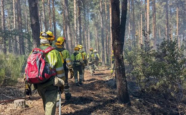 Las brigadas actuan en el incendio de Lugán. 