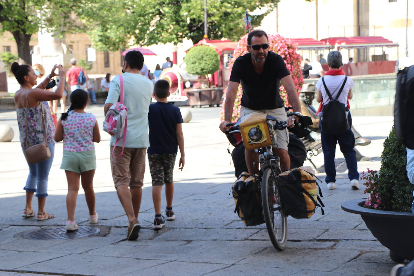 Pablo es un argentino que decidió hace dos décadas subirse a su bici para no volverse a bajar y ahora detiene su rumbo en León.