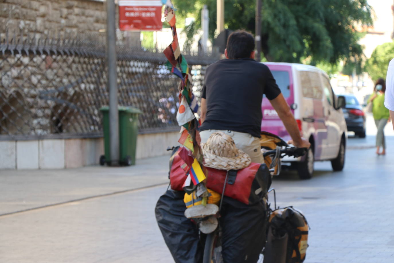 Pablo es un argentino que decidió hace dos décadas subirse a su bici para no volverse a bajar y ahora detiene su rumbo en León.