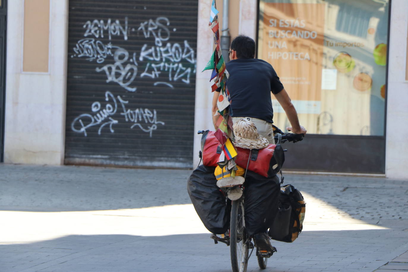 Pablo es un argentino que decidió hace dos décadas subirse a su bici para no volverse a bajar y ahora detiene su rumbo en León.