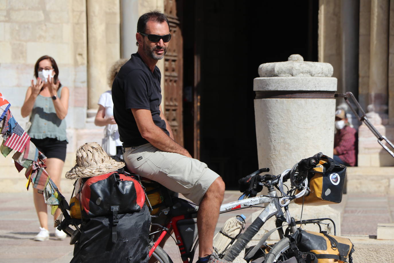 Pablo es un argentino que decidió hace dos décadas subirse a su bici para no volverse a bajar y ahora detiene su rumbo en León.