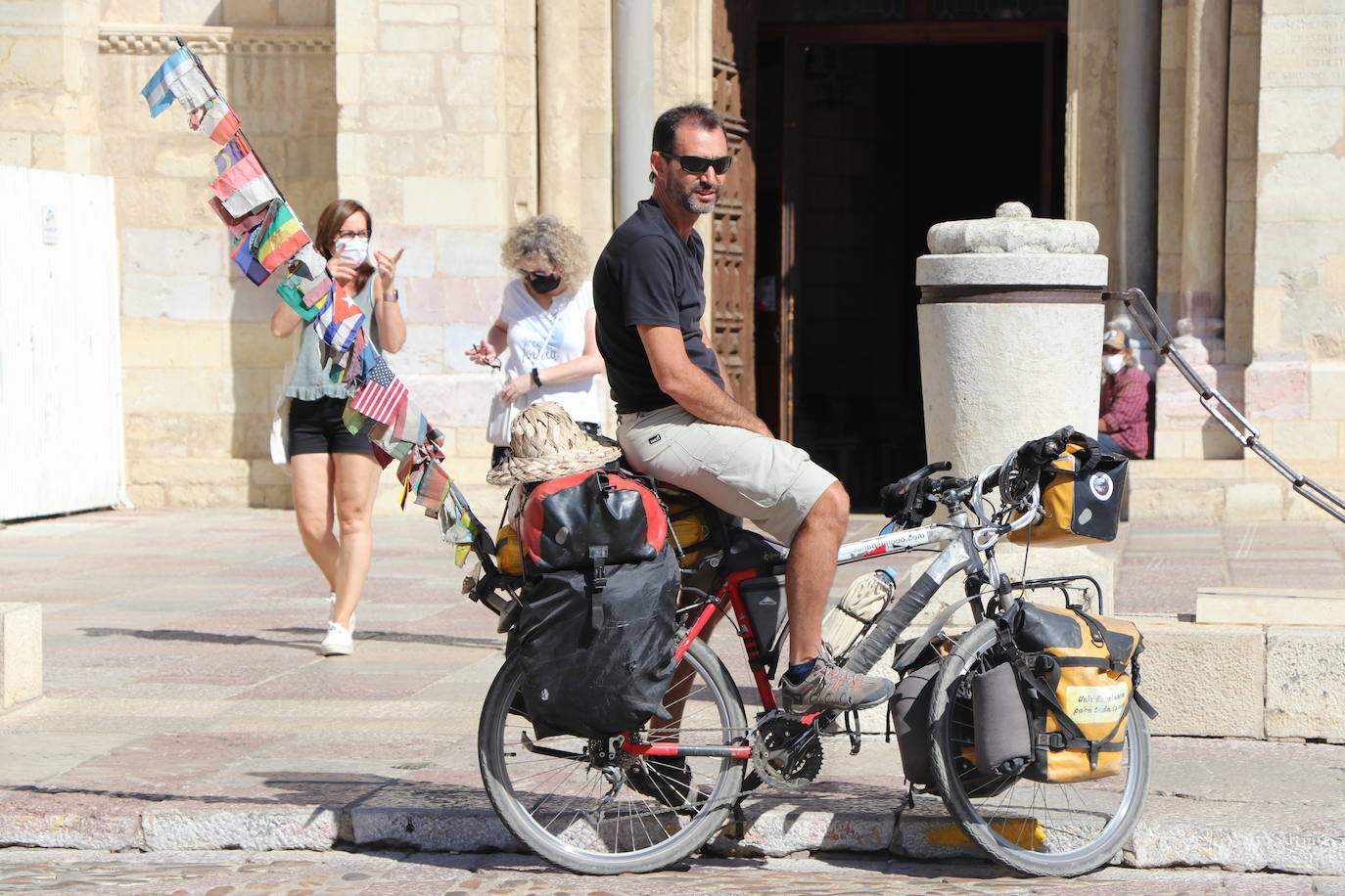 Pablo es un argentino que decidió hace dos décadas subirse a su bici para no volverse a bajar y ahora detiene su rumbo en León.