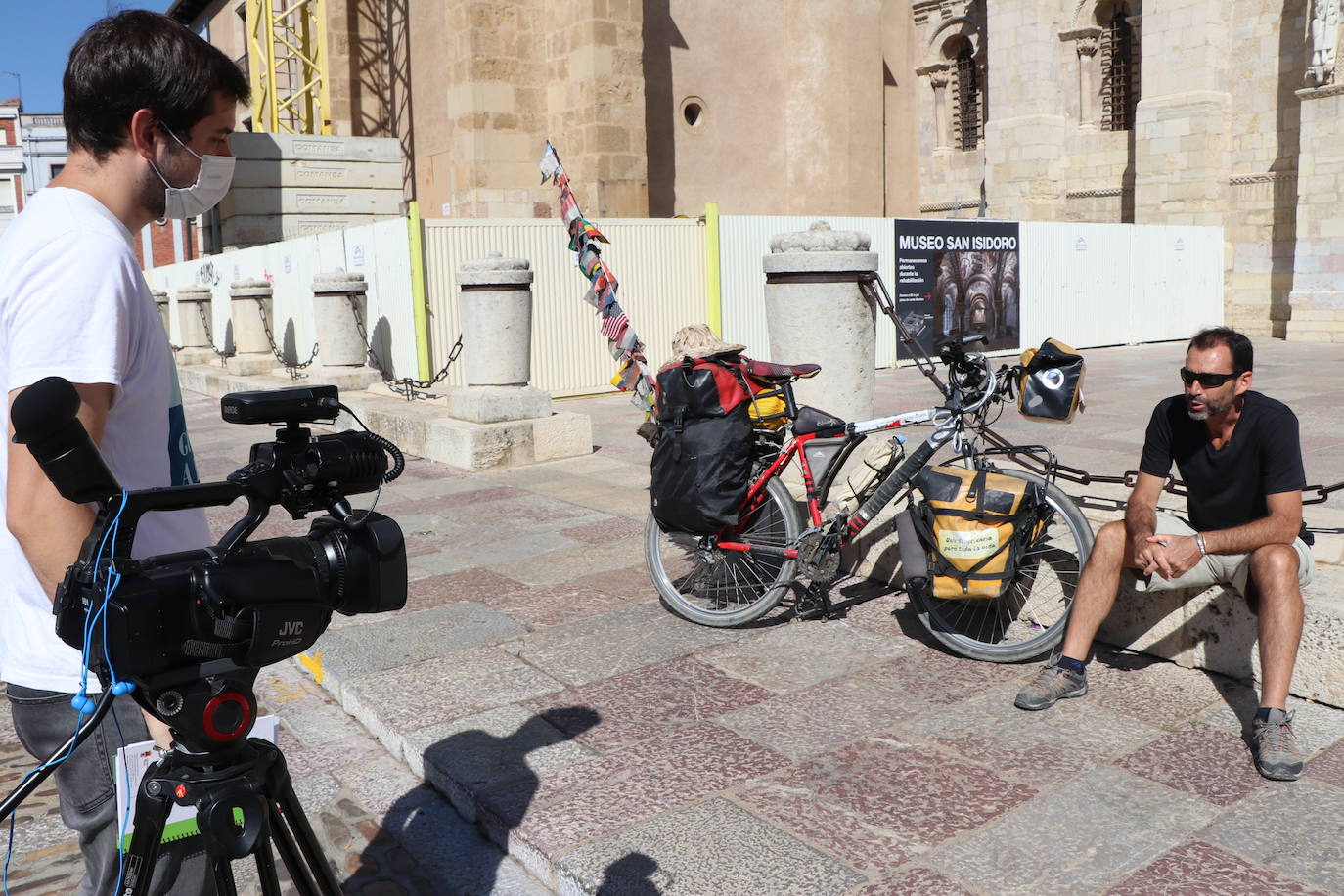 Pablo es un argentino que decidió hace dos décadas subirse a su bici para no volverse a bajar y ahora detiene su rumbo en León.