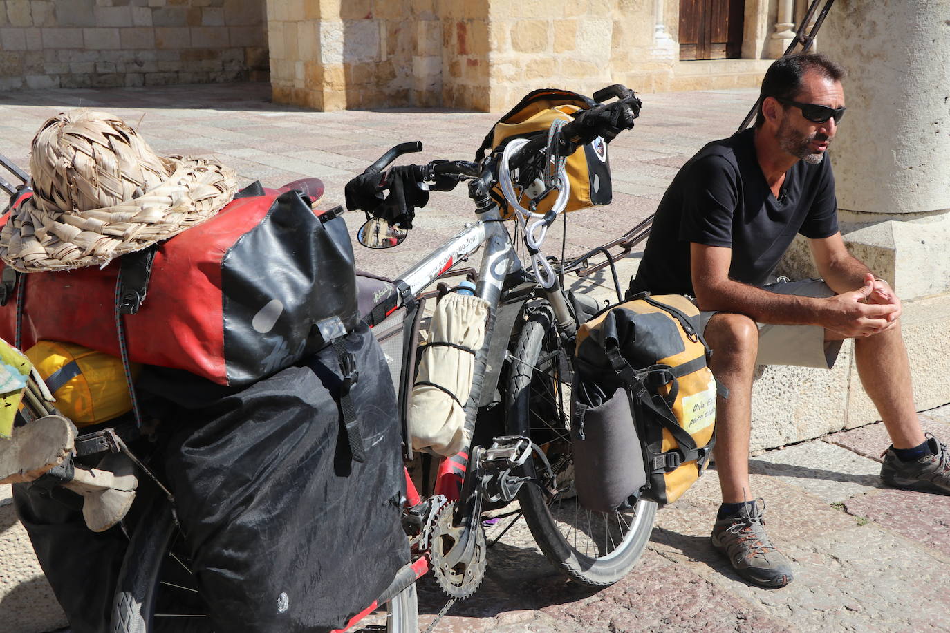 Pablo es un argentino que decidió hace dos décadas subirse a su bici para no volverse a bajar y ahora detiene su rumbo en León.