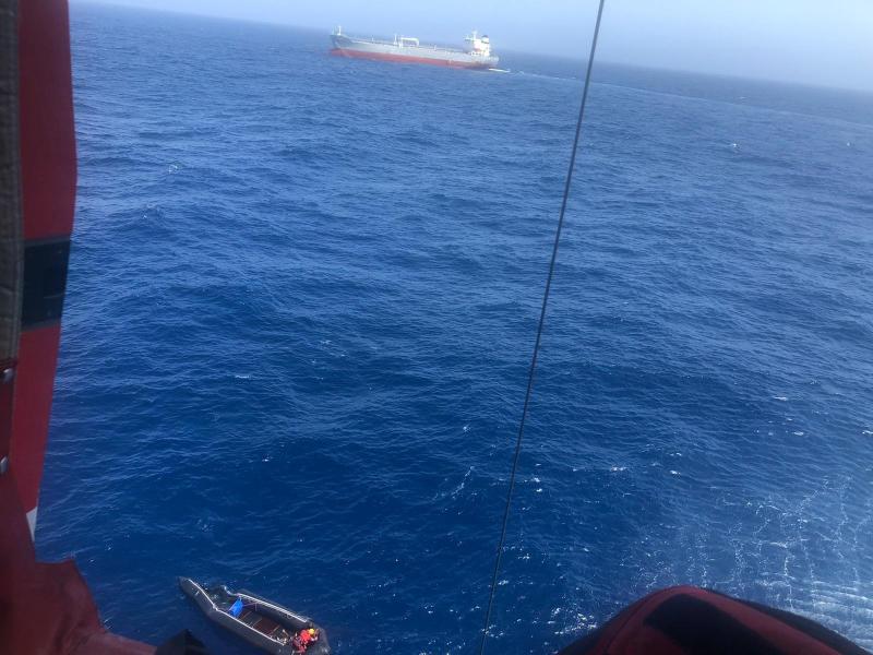 Imagen del rescate tomada desde el helicóptero de Salvamento Marítimo. 