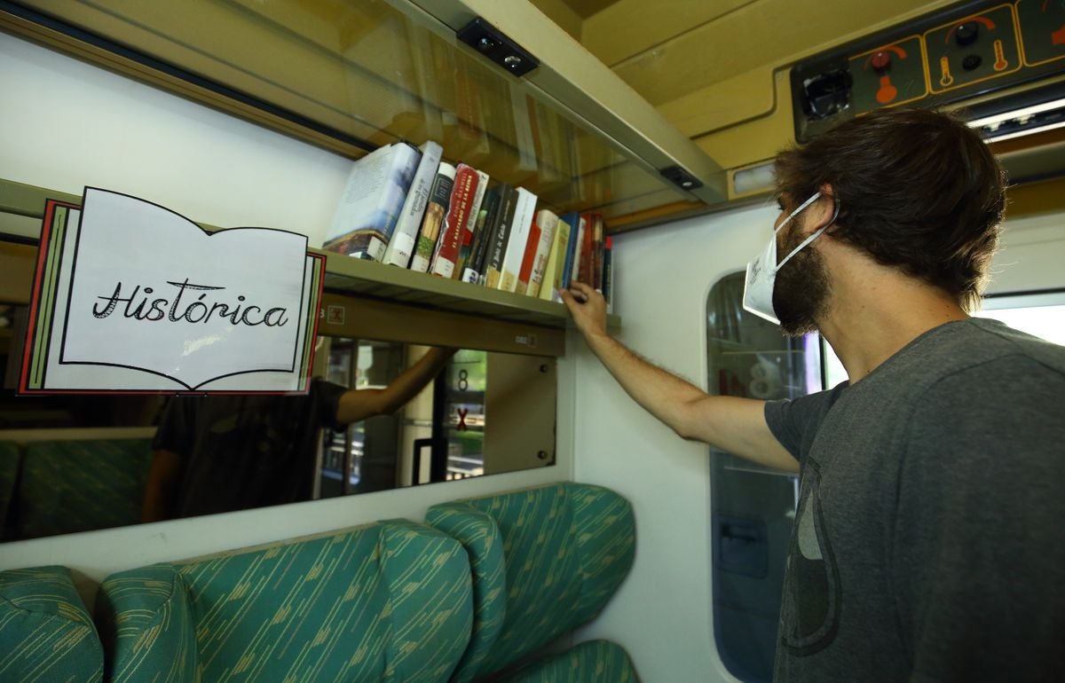 El antiguo vagón restaurante cedido en 2012 al Ayuntamiento de Toral de los Vados revive como espacio de disfrute para la lectura