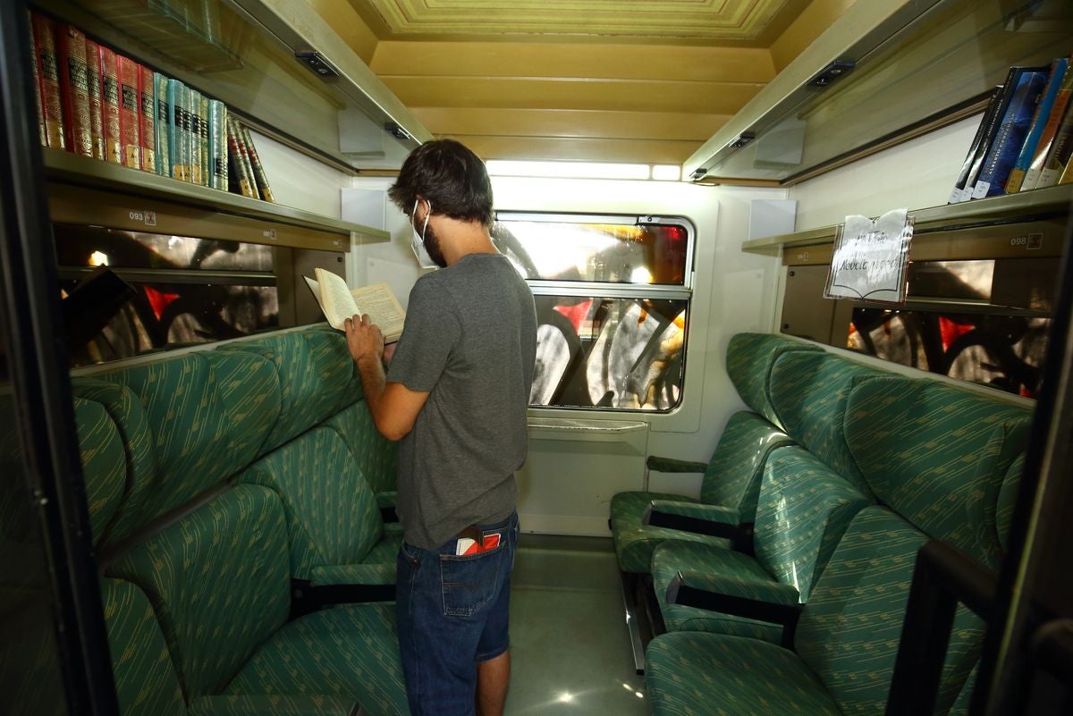 El antiguo vagón restaurante cedido en 2012 al Ayuntamiento de Toral de los Vados revive como espacio de disfrute para la lectura