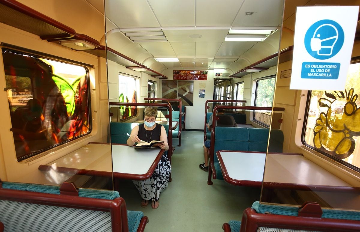 El antiguo vagón restaurante cedido en 2012 al Ayuntamiento de Toral de los Vados revive como espacio de disfrute para la lectura