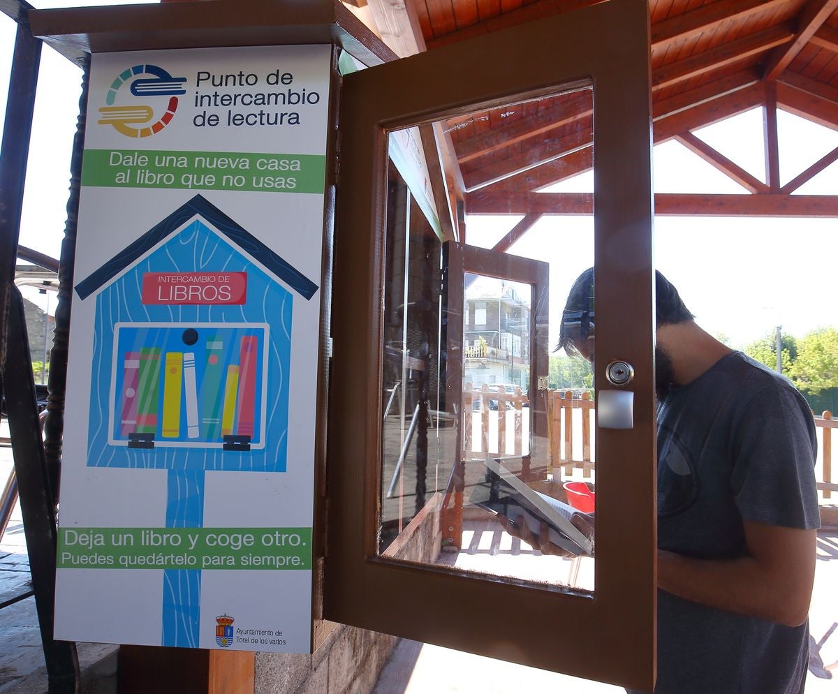 El antiguo vagón restaurante cedido en 2012 al Ayuntamiento de Toral de los Vados revive como espacio de disfrute para la lectura
