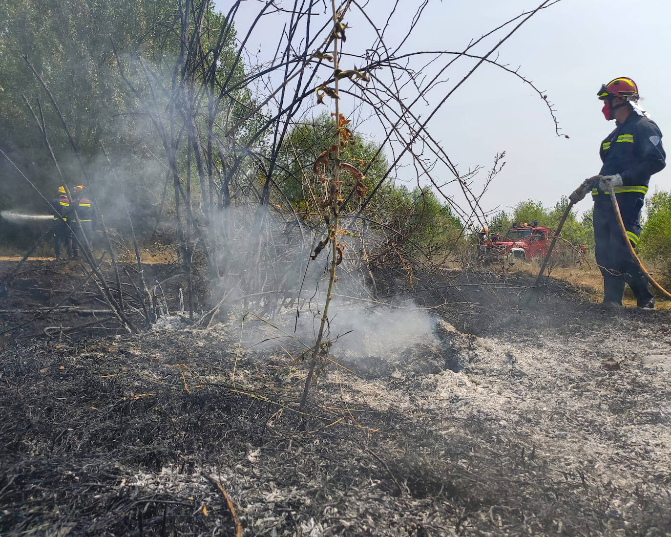 Los Bomberos de León han sofocado un incendio en unos solares de Villabalter