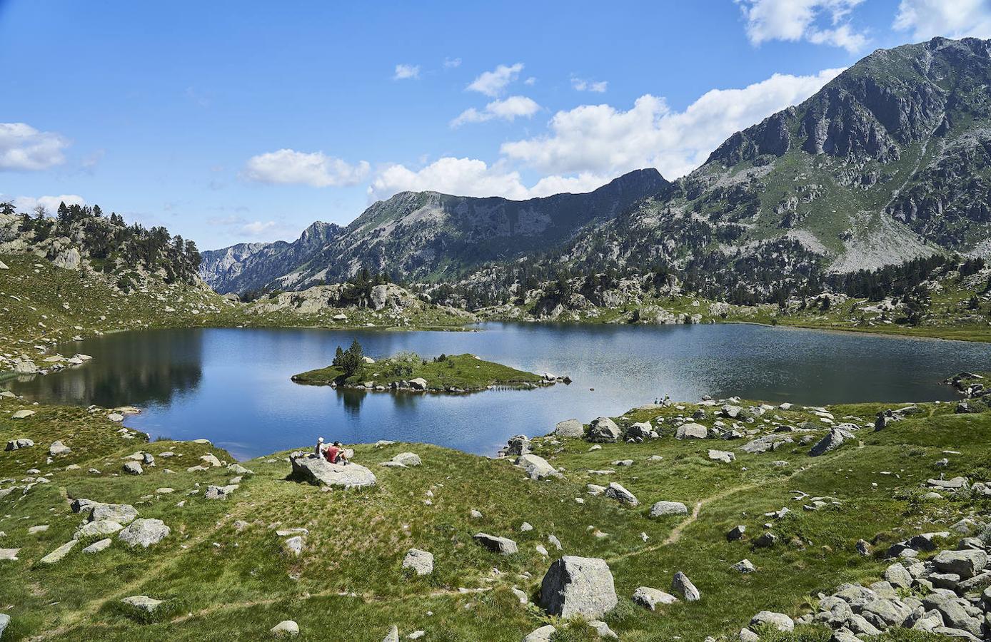 Lagos de Colomèrs Lérida): Dentro del Parque Nacional d’Aigüestortes i Estany de Sant Maurici, el circo glaciar de Colomèrs es sin lugar a dudas el el más espectacular de este parque. Unos Lagos ubicado en un paraje de gran belleza rodeados de escarpadas montañas que rondan los 3000 metros de altura.