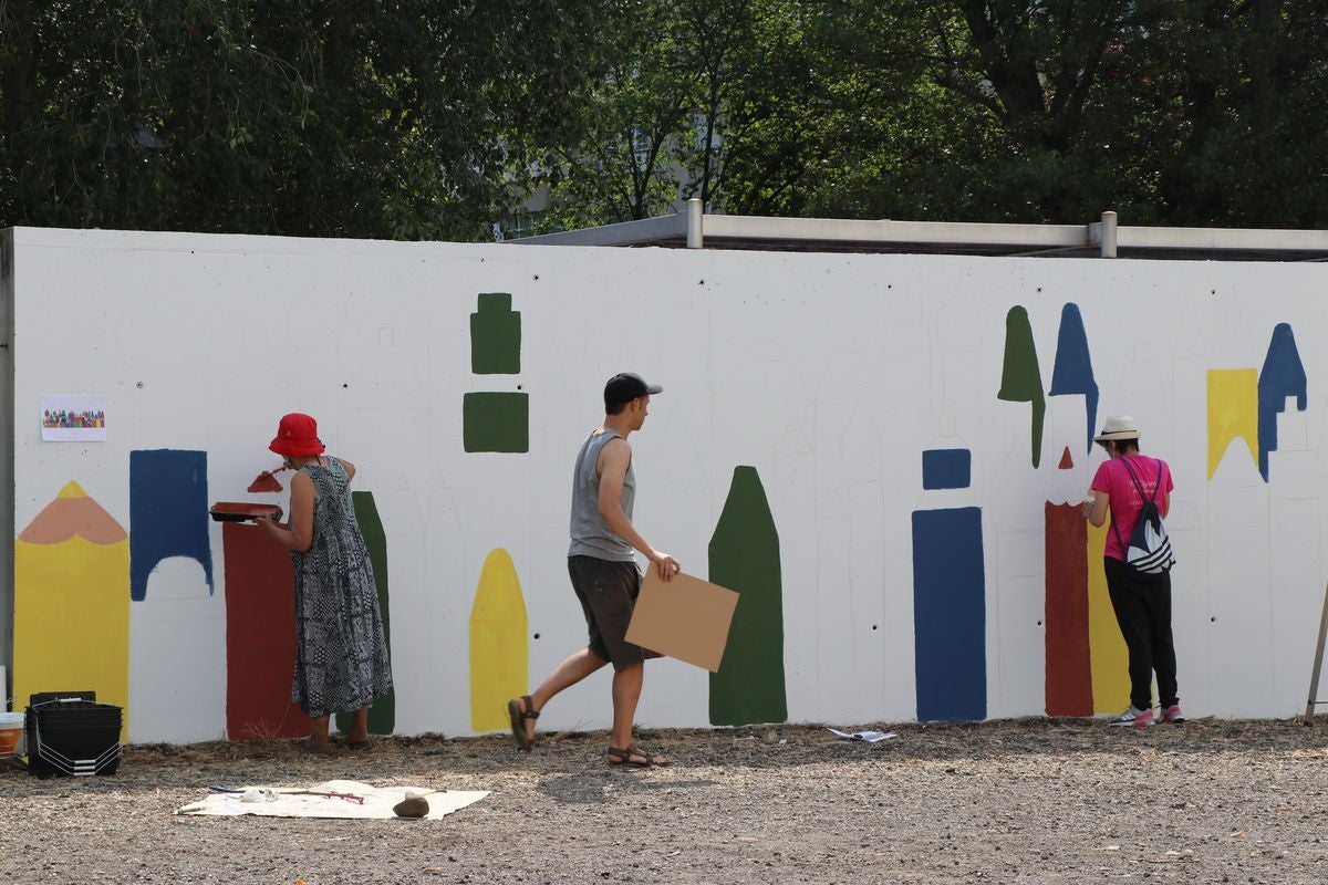 El festival 'Vecindario 24002' llena de color y diversión el distrito centro de l a ciudad con actuaciones teatrales, danza y pintura durante todo el fin de semana.