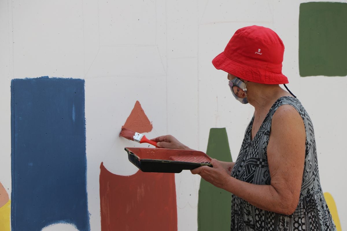 El festival 'Vecindario 24002' llena de color y diversión el distrito centro de l a ciudad con actuaciones teatrales, danza y pintura durante todo el fin de semana.