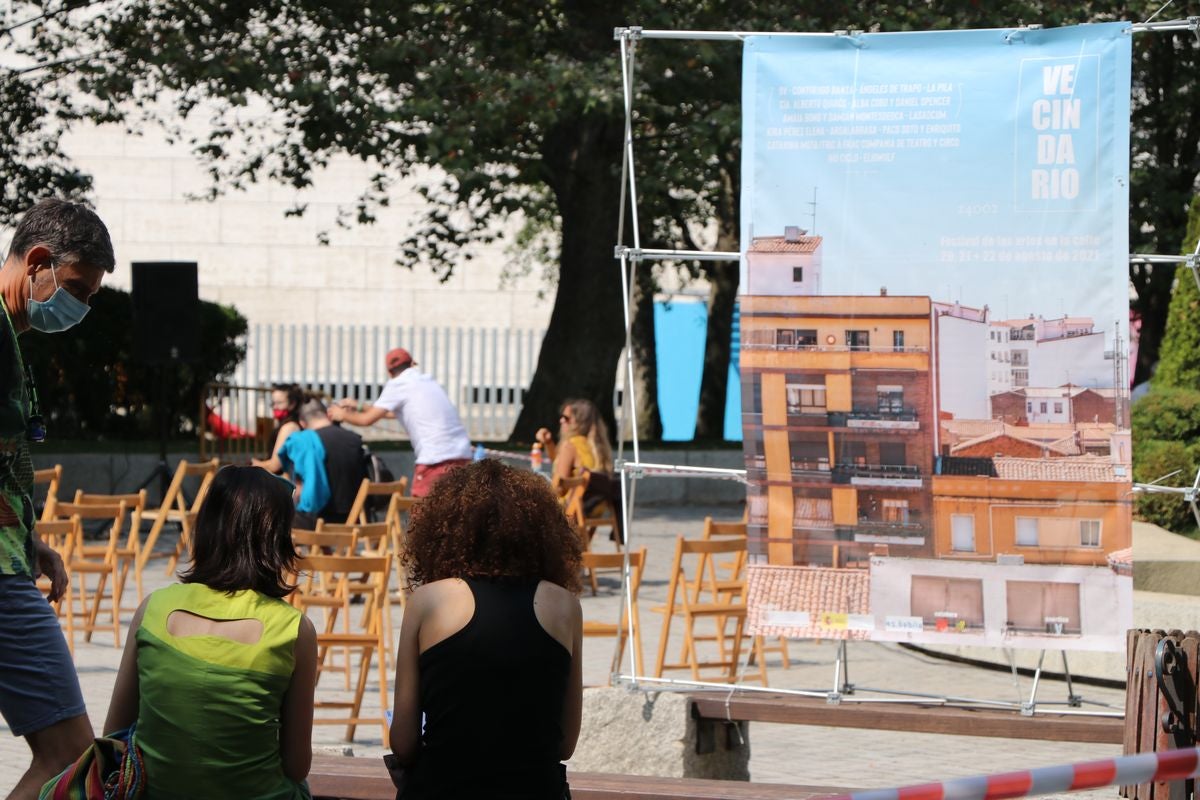 El festival 'Vecindario 24002' llena de color y diversión el distrito centro de l a ciudad con actuaciones teatrales, danza y pintura durante todo el fin de semana.