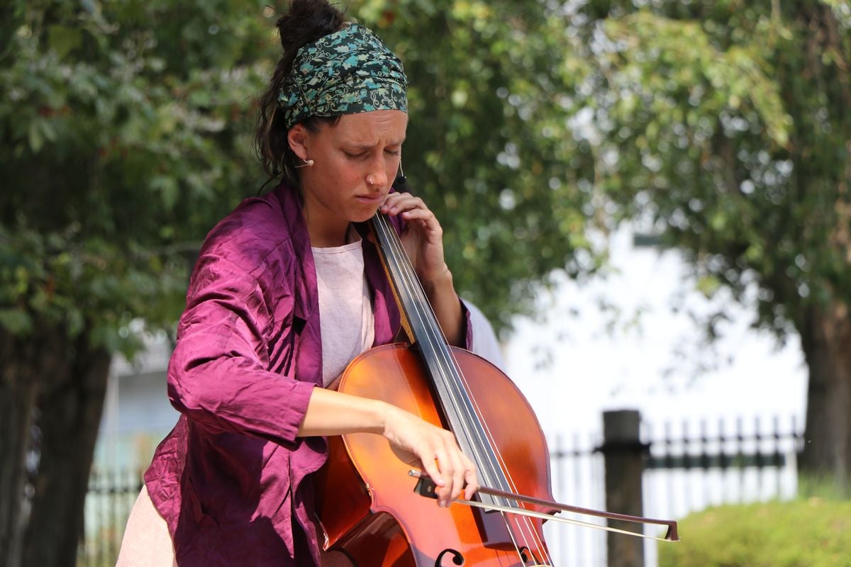 El festival 'Vecindario 24002' llena de color y diversión el distrito centro de l a ciudad con actuaciones teatrales, danza y pintura durante todo el fin de semana.