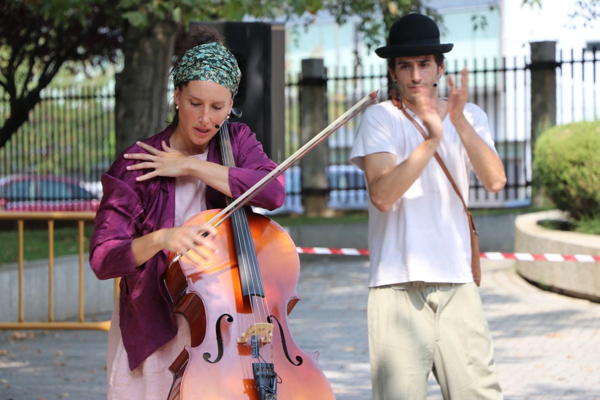 El festival 'Vecindario 24002' llena de color y diversión el distrito centro de l a ciudad con actuaciones teatrales, danza y pintura durante todo el fin de semana.