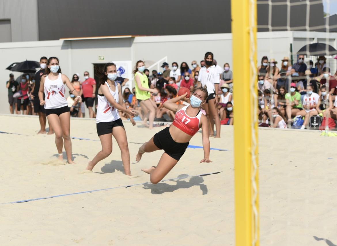 La localidad leonesa de Villacelama ha acogido la primera edición del torneo «Playas del Norte» de balonmano playa.