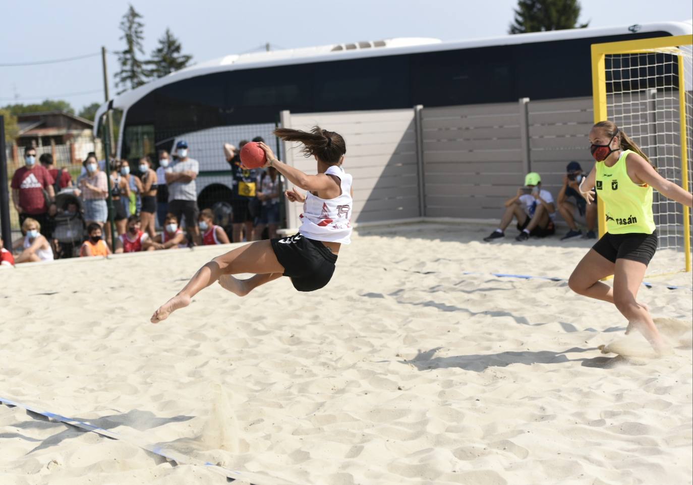 La localidad leonesa de Villacelama ha acogido la primera edición del torneo «Playas del Norte» de balonmano playa.