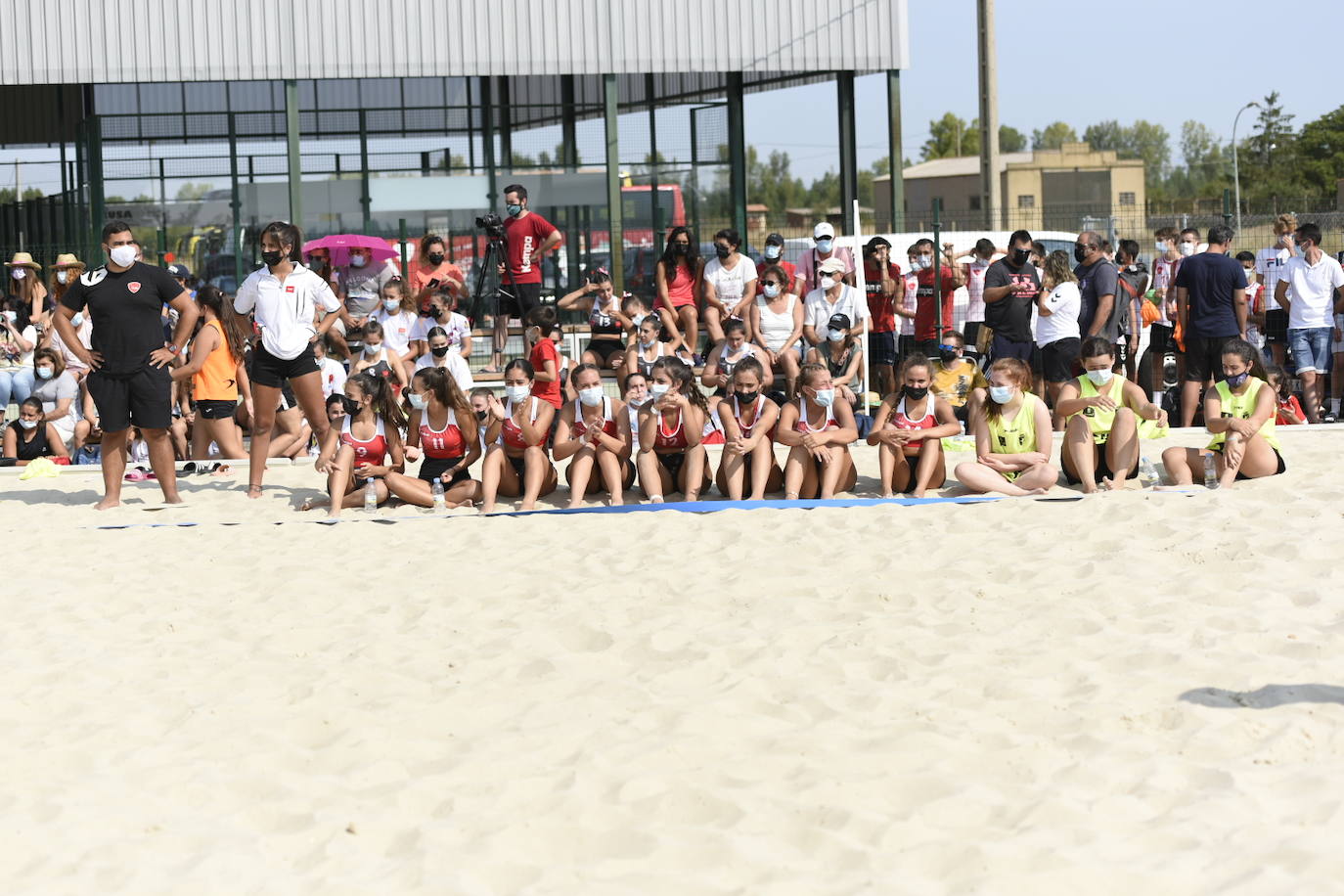 La localidad leonesa de Villacelama ha acogido la primera edición del torneo «Playas del Norte» de balonmano playa.