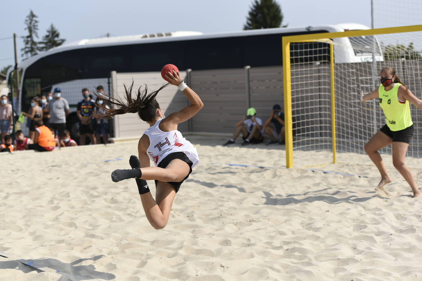 La localidad leonesa de Villacelama ha acogido la primera edición del torneo «Playas del Norte» de balonmano playa.