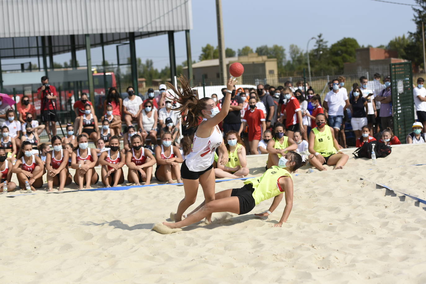 La localidad leonesa de Villacelama ha acogido la primera edición del torneo «Playas del Norte» de balonmano playa.