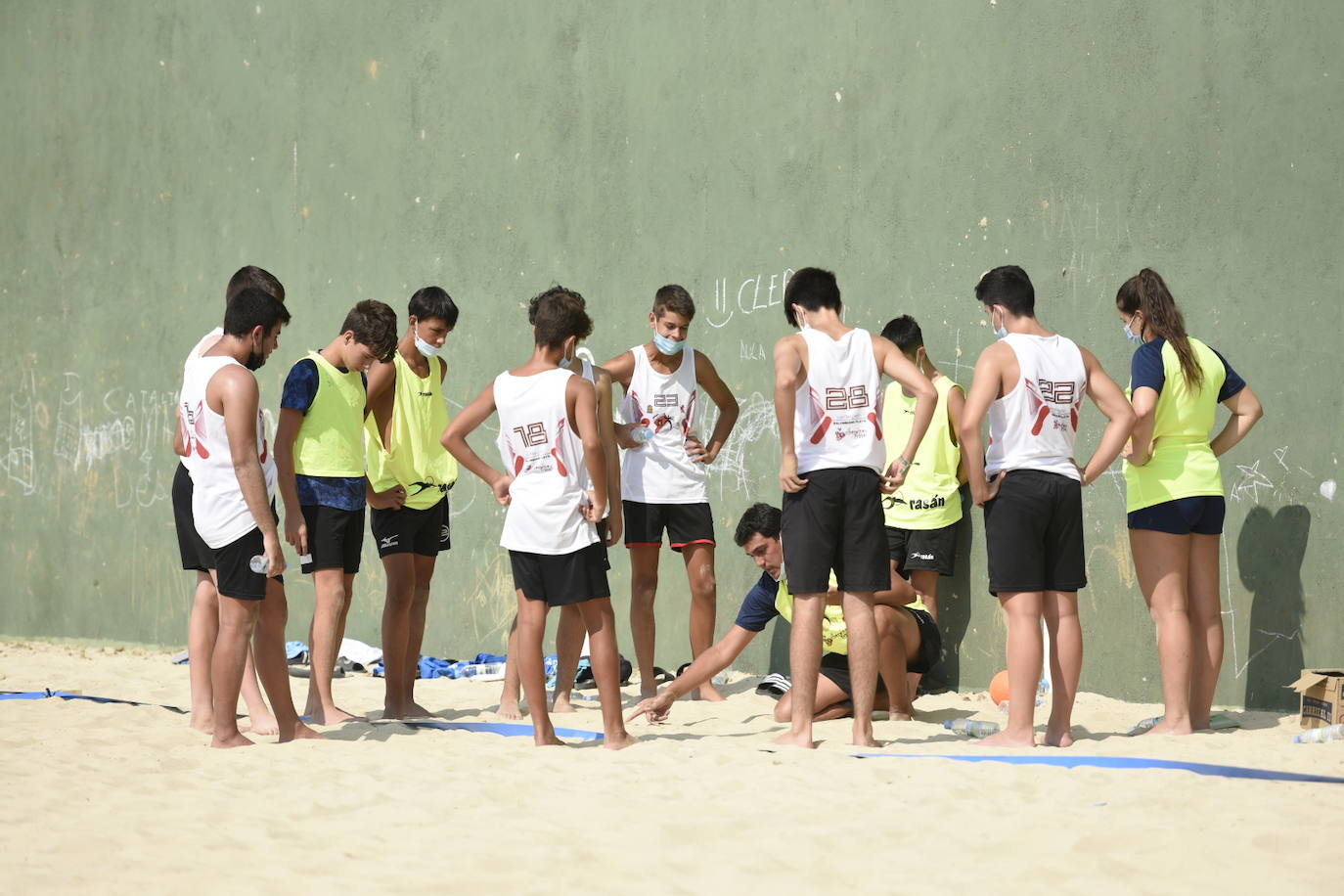 La localidad leonesa de Villacelama ha acogido la primera edición del torneo «Playas del Norte» de balonmano playa.