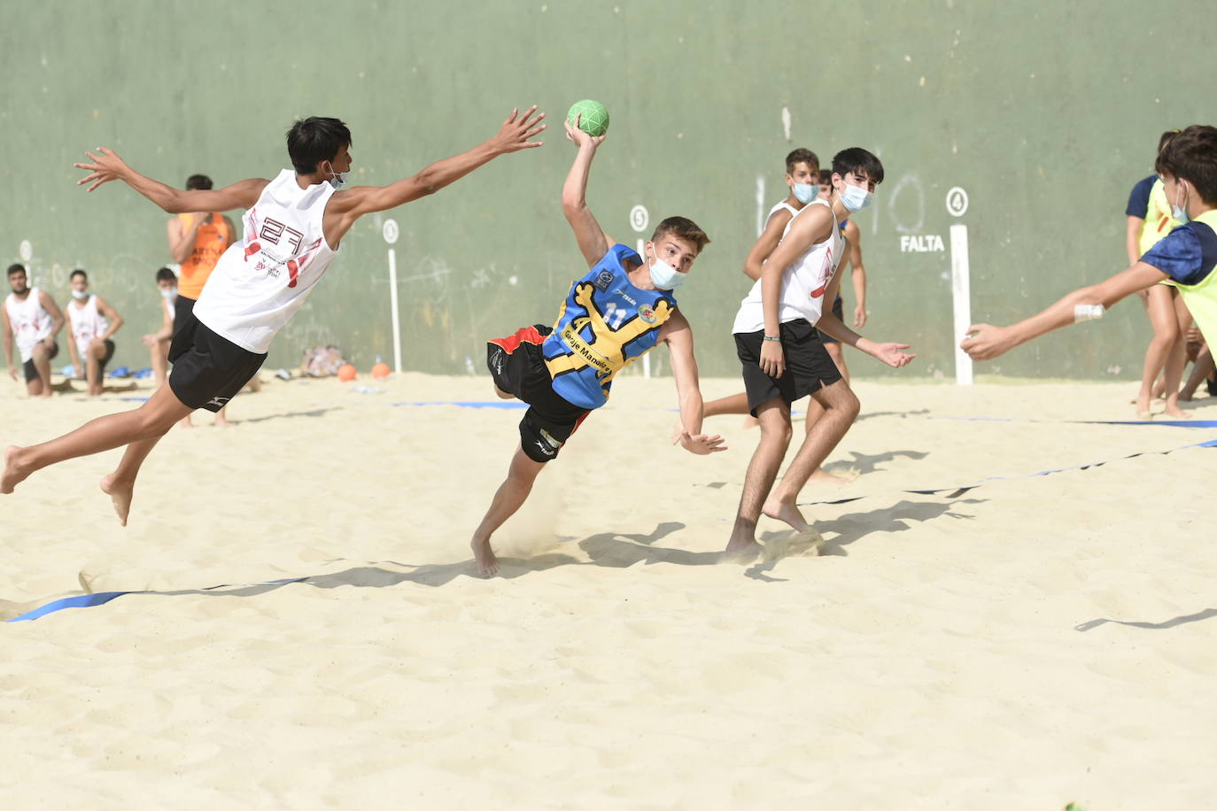 La localidad leonesa de Villacelama ha acogido la primera edición del torneo «Playas del Norte» de balonmano playa.