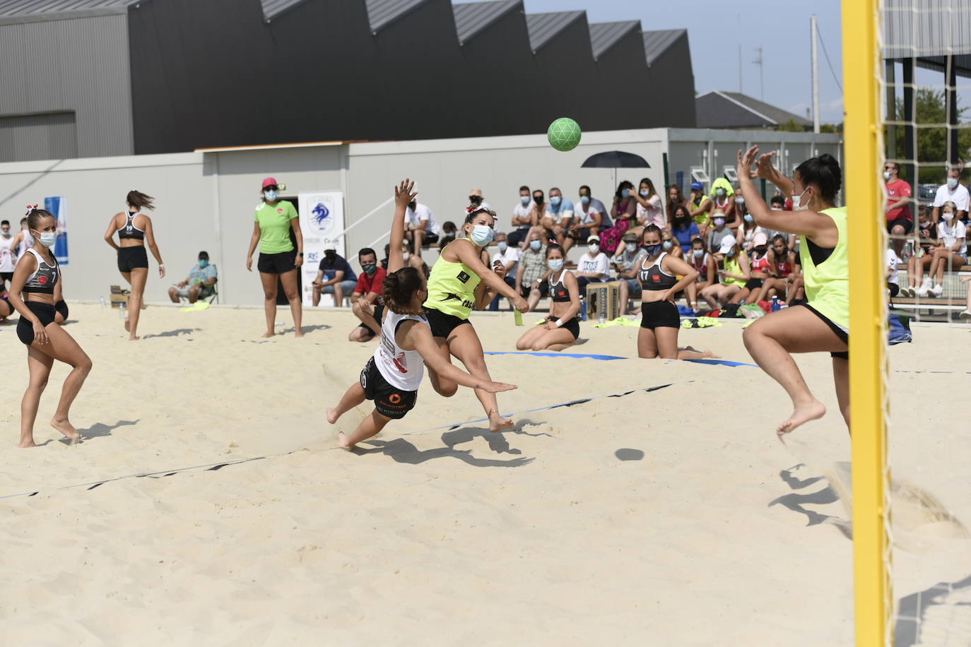 La localidad leonesa de Villacelama ha acogido la primera edición del torneo «Playas del Norte» de balonmano playa.