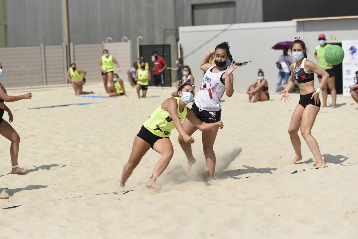 La localidad leonesa de Villacelama ha acogido la primera edición del torneo «Playas del Norte» de balonmano playa.