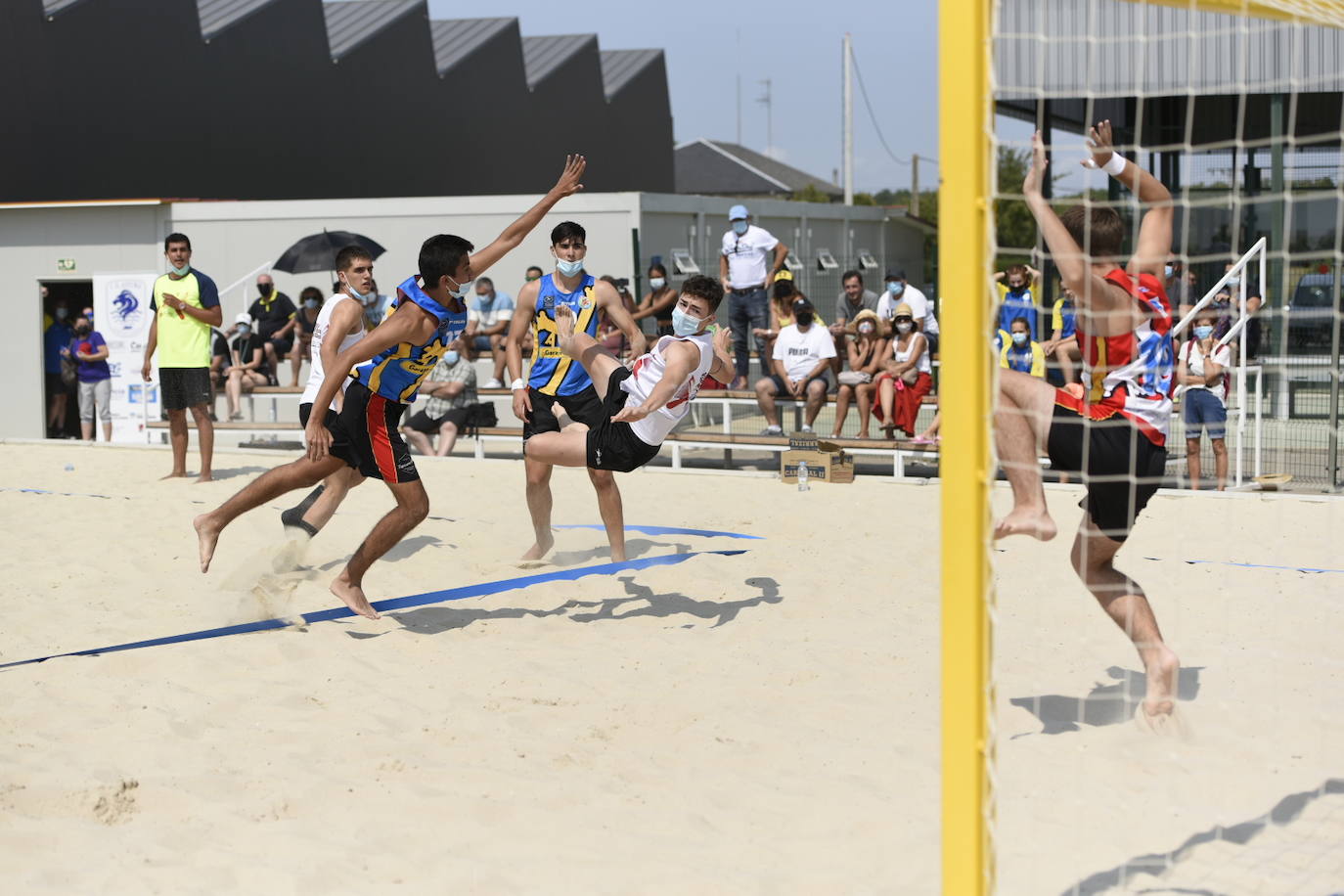 La localidad leonesa de Villacelama ha acogido la primera edición del torneo «Playas del Norte» de balonmano playa.