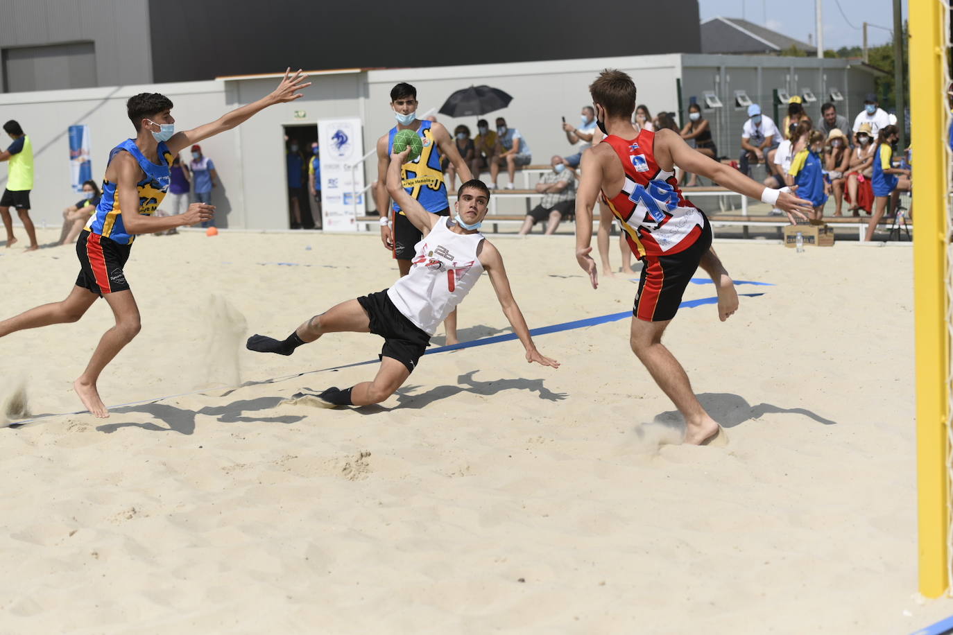 La localidad leonesa de Villacelama ha acogido la primera edición del torneo «Playas del Norte» de balonmano playa.