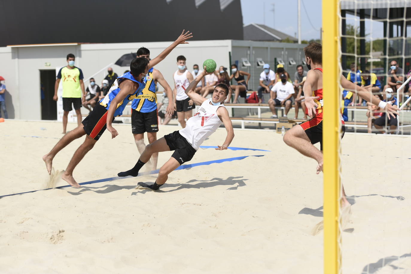 La localidad leonesa de Villacelama ha acogido la primera edición del torneo «Playas del Norte» de balonmano playa.