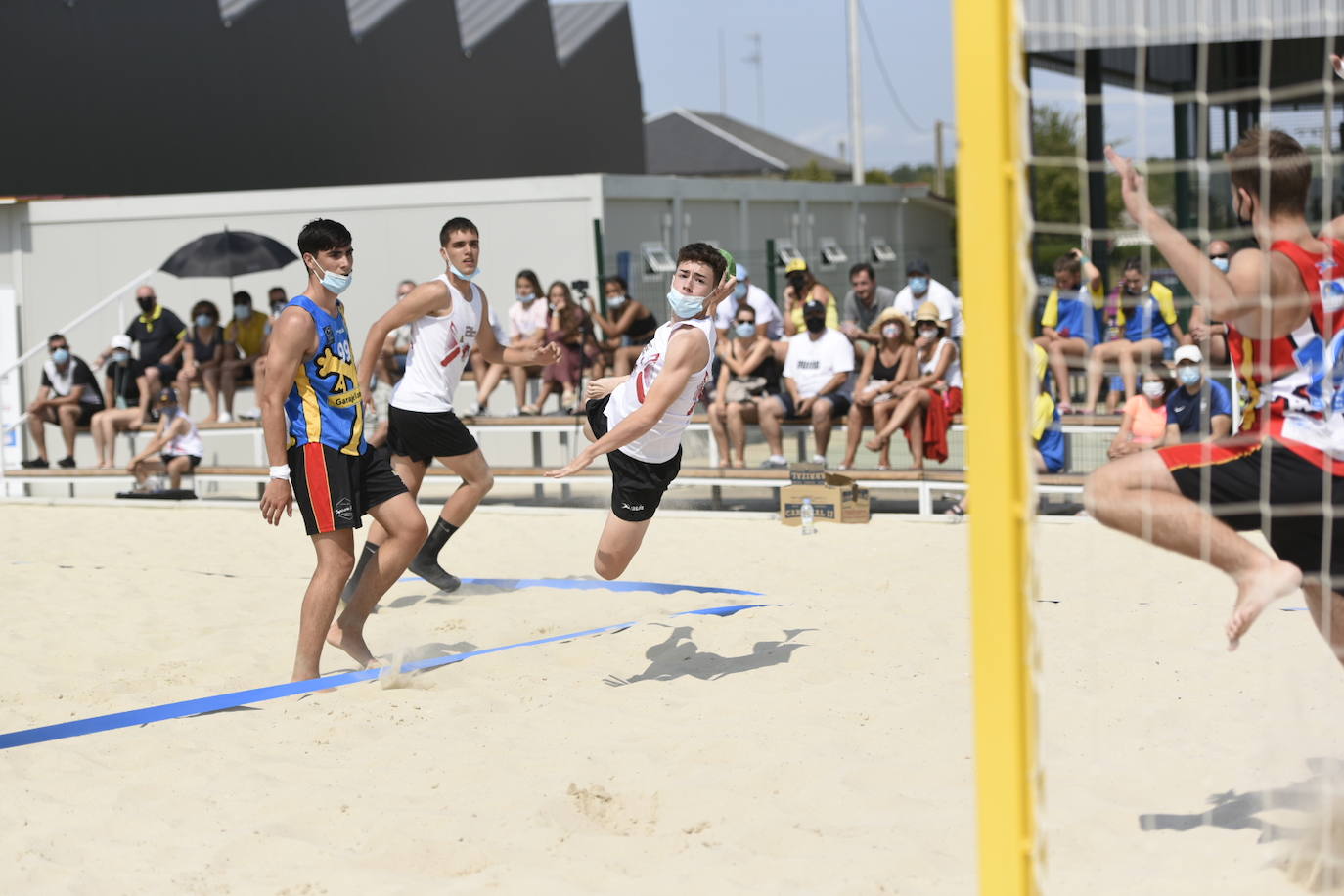 La localidad leonesa de Villacelama ha acogido la primera edición del torneo «Playas del Norte» de balonmano playa.