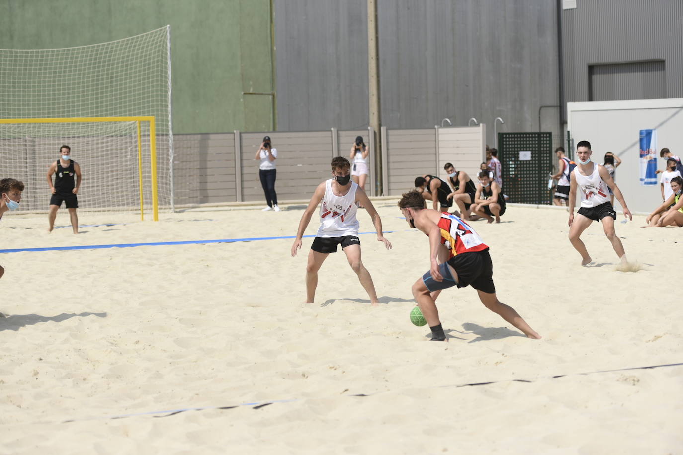 La localidad leonesa de Villacelama ha acogido la primera edición del torneo «Playas del Norte» de balonmano playa.