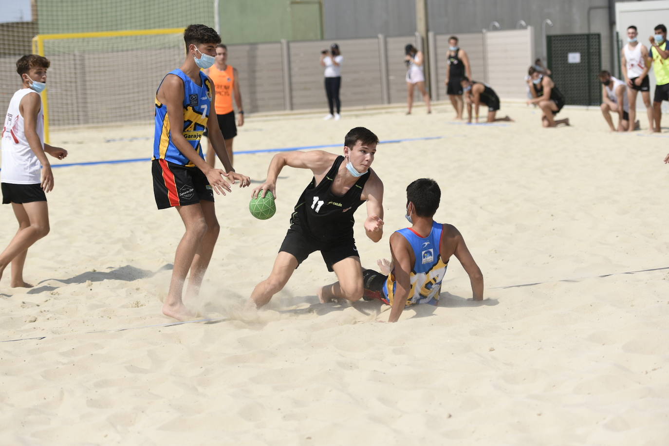 La localidad leonesa de Villacelama ha acogido la primera edición del torneo «Playas del Norte» de balonmano playa.