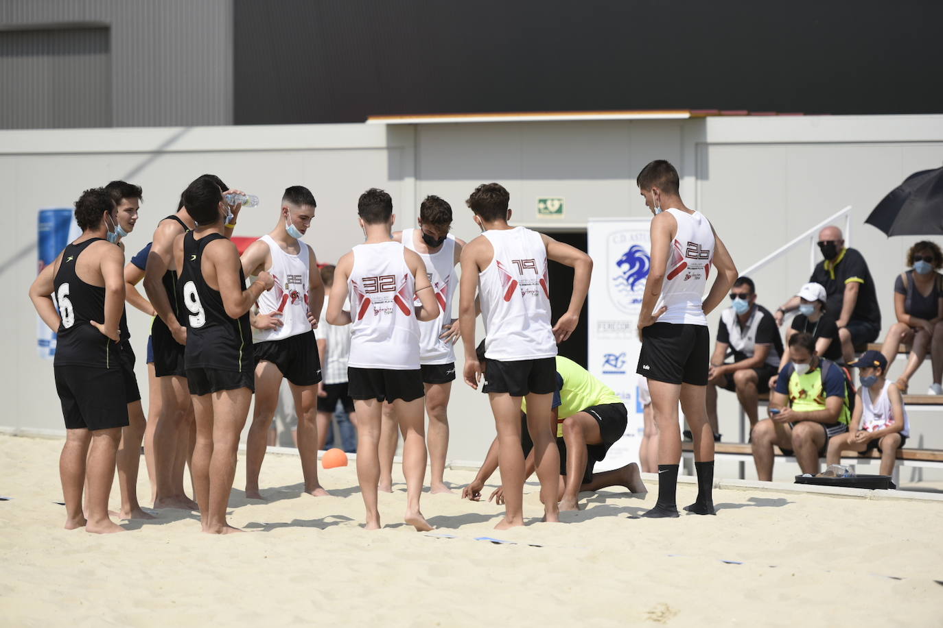 La localidad leonesa de Villacelama ha acogido la primera edición del torneo «Playas del Norte» de balonmano playa.